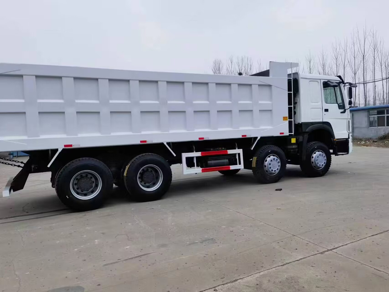 SINOTRUK HOWO 12 TIRES 8*4 - Tipper: picture 1 SINOTRUK HOWO 12 TIRES 8*4 - Tipper: picture 1