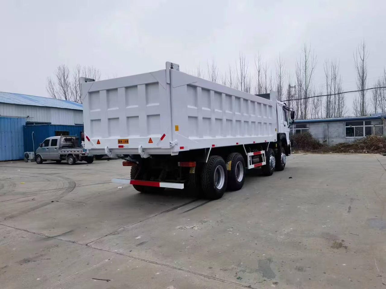 SINOTRUK HOWO 12 TIRES 8*4 - Tipper: picture 4 SINOTRUK HOWO 12 TIRES 8*4 - Tipper: picture 4