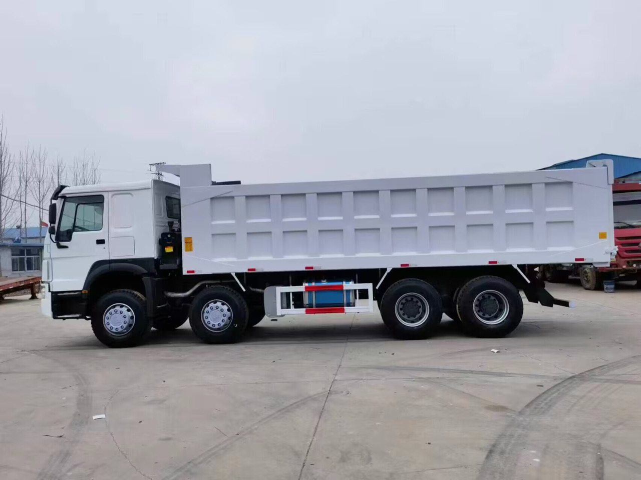 SINOTRUK HOWO 12 TIRES 8*4 - Tipper: picture 2 SINOTRUK HOWO 12 TIRES 8*4 - Tipper: picture 2