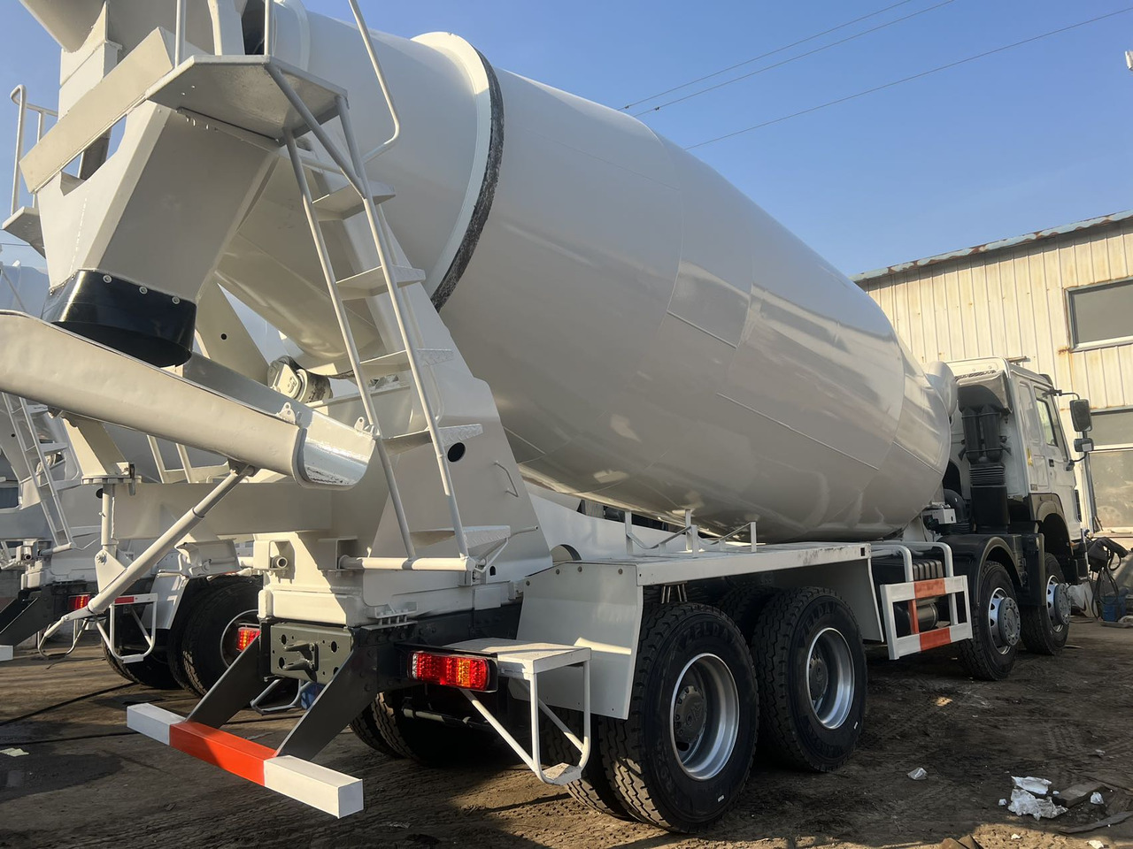 SINOTRUK HOWO 371 8X4 16 Cubic Meter SINOTRUK Howo Concrete Mixer Truck - Concrete mixer: picture 2 SINOTRUK HOWO 371 8X4 16 Cubic Meter SINOTRUK Howo Concrete Mixer Truck - Concrete mixer: picture 2