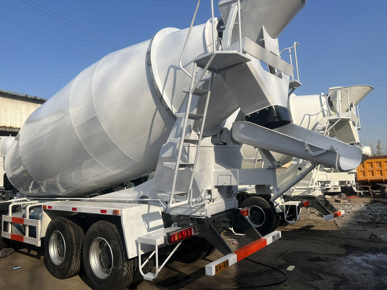 SINOTRUK HOWO 371 8X4 16 Cubic Meter SINOTRUK Howo Concrete Mixer Truck - Concrete mixer truck: picture 1 SINOTRUK HOWO 371 8X4 16 Cubic Meter SINOTRUK Howo Concrete Mixer Truck - Concrete mixer truck: picture 1