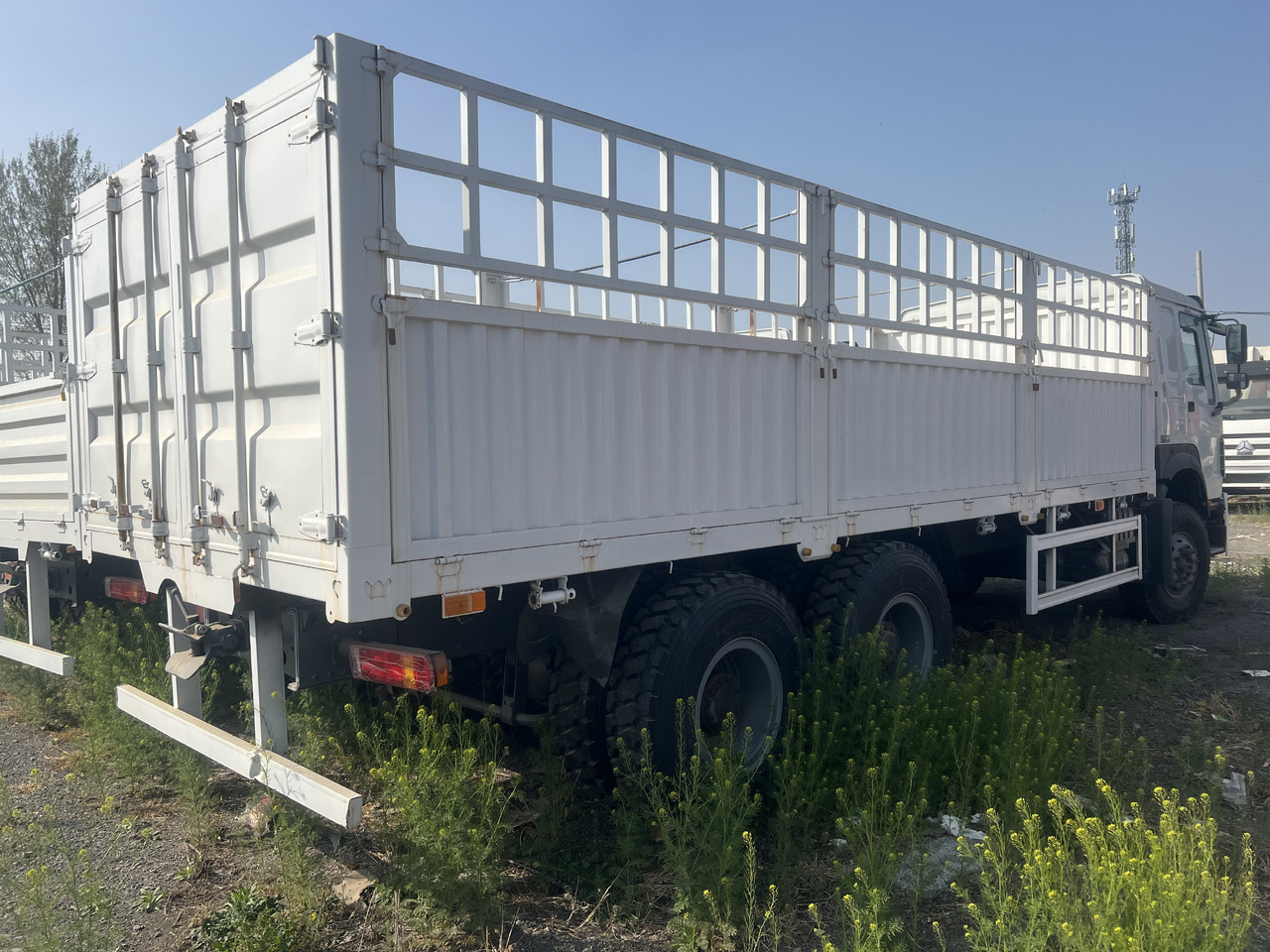 SINOTRUK HOWO 6*4 WITH FENCE - Tipper: picture 5 SINOTRUK HOWO 6*4 WITH FENCE - Tipper: picture 5