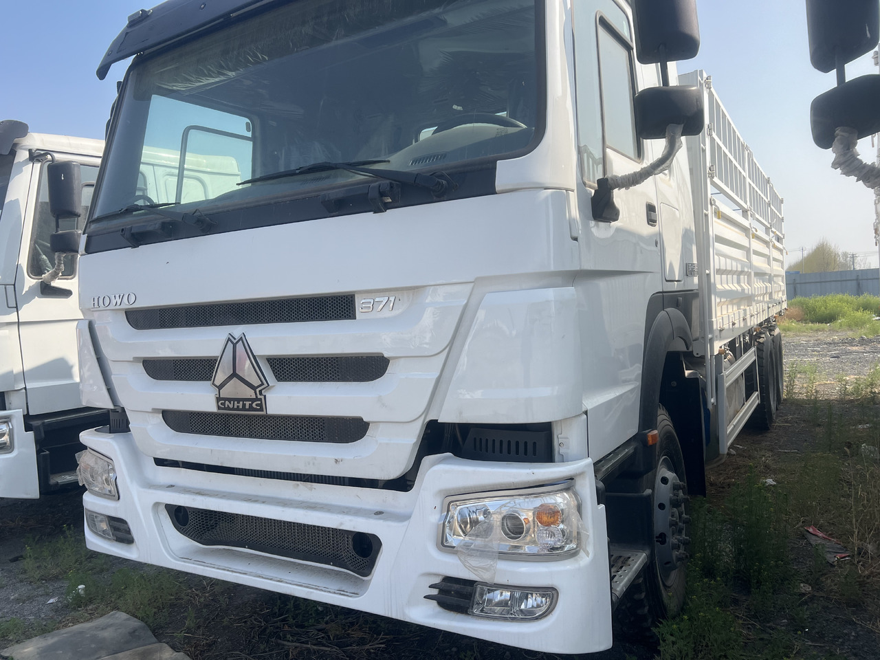 SINOTRUK HOWO 6*4 WITH FENCE - Tipper: picture 1 SINOTRUK HOWO 6*4 WITH FENCE - Tipper: picture 1