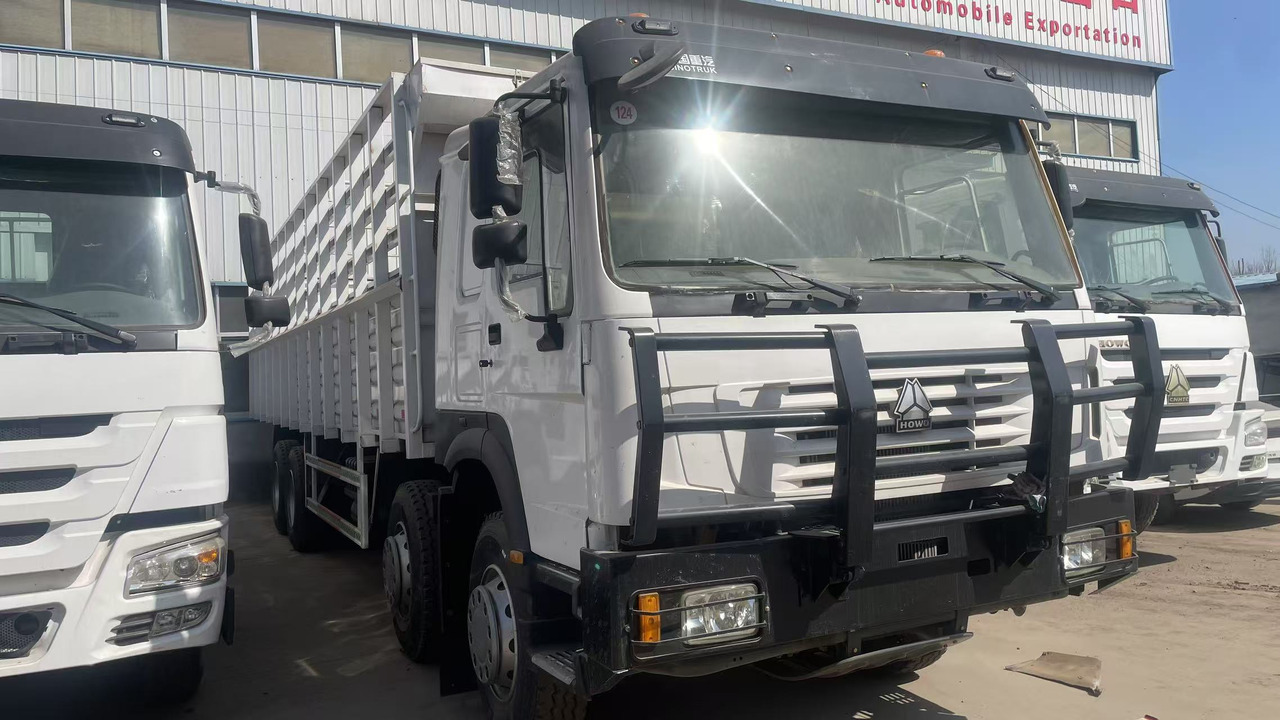 SINOTRUK HOWO 8*4 FENCE LIVESTOCK TRUCK - Tipper: picture 3 SINOTRUK HOWO 8*4 FENCE LIVESTOCK TRUCK - Tipper: picture 3