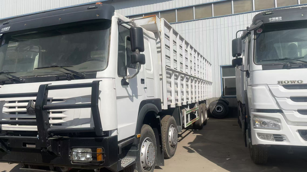 SINOTRUK HOWO 8*4 FENCE LIVESTOCK TRUCK - Tipper: picture 2 SINOTRUK HOWO 8*4 FENCE LIVESTOCK TRUCK - Tipper: picture 2