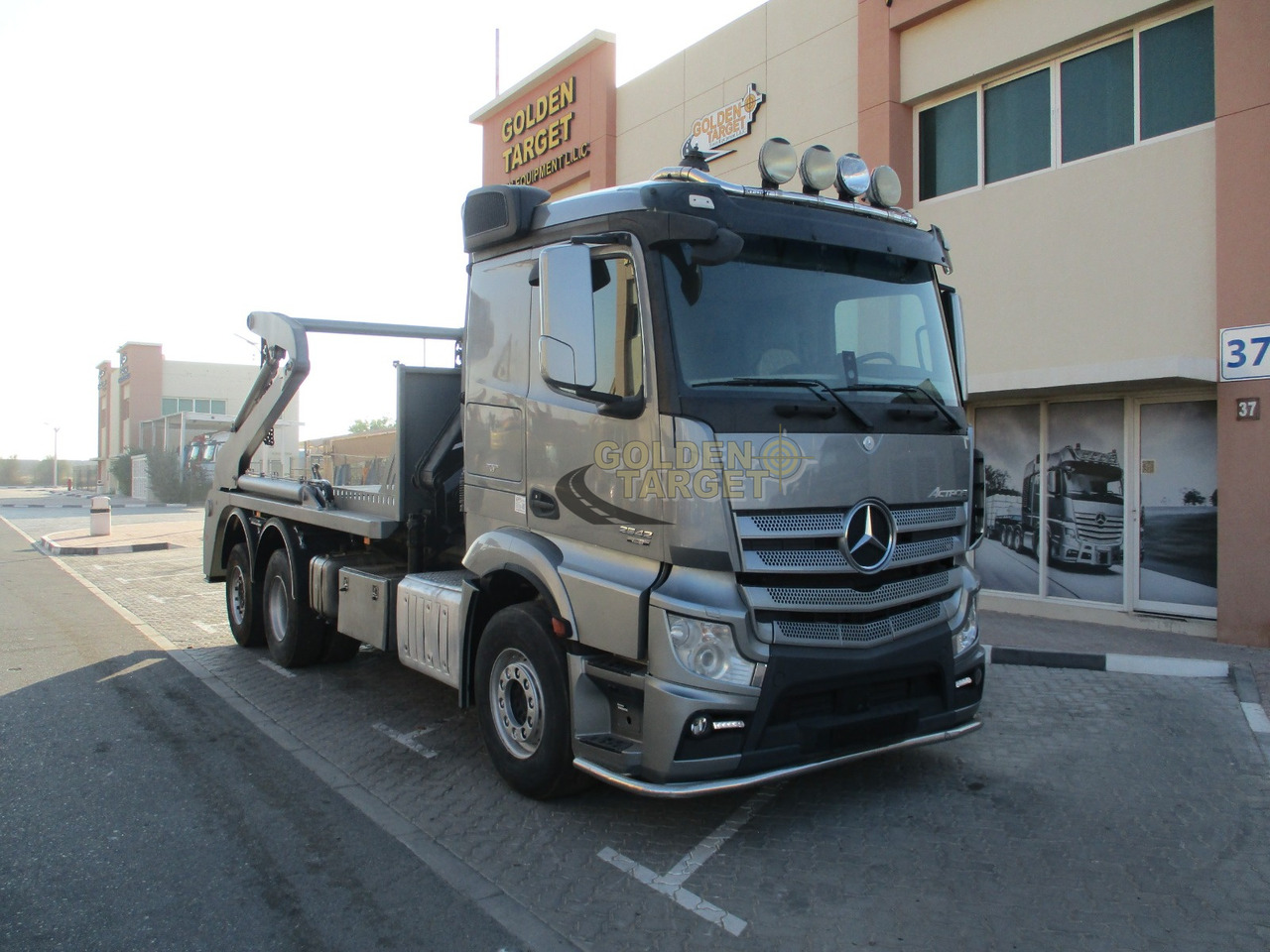 MERCEDES-BENZ 2642 6×2 DOUBLE SKIP LOADER with HIAB Crane - Skip loader truck: picture 1 MERCEDES-BENZ 2642 6×2 DOUBLE SKIP LOADER with HIAB Crane - Skip loader truck: picture 1