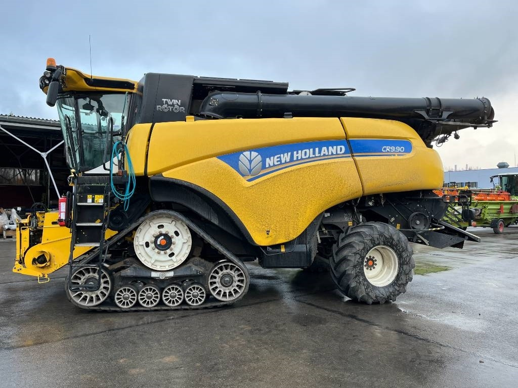 New Holland CR 9.90 - Combine harvester: picture 2 New Holland CR 9.90 - Combine harvester: picture 2