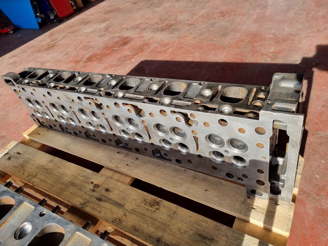 Mercedes-Benz ACTROS EURO 6 Mercedes-Benz ACTROS MP4 EURO 6 - Cylinder head for Truck: picture 5 Mercedes-Benz ACTROS EURO 6 Mercedes-Benz ACTROS MP4 EURO 6 - Cylinder head for Truck: picture 5