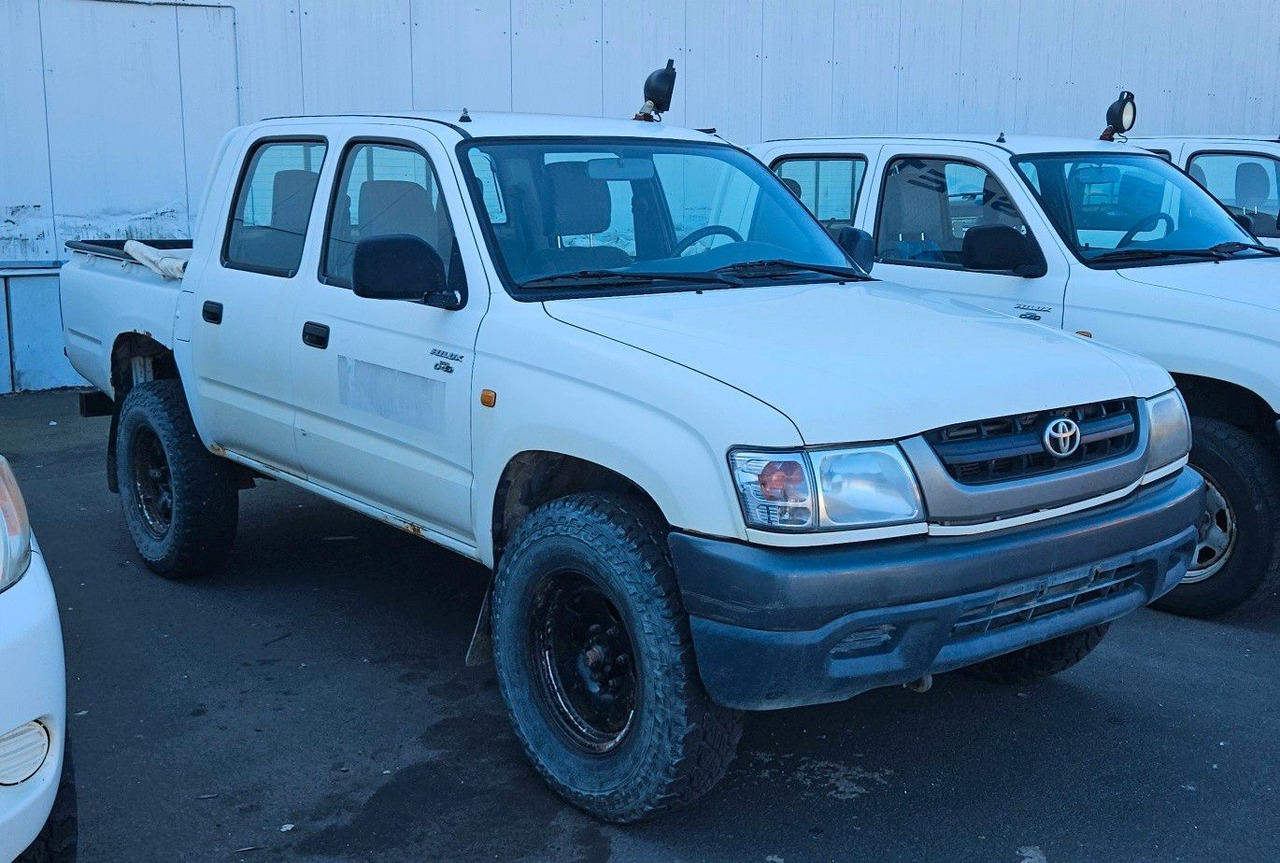 Toyota Hilux Double Cab 4x4 - SUV: picture 1 Toyota Hilux Double Cab 4x4 - SUV: picture 1
