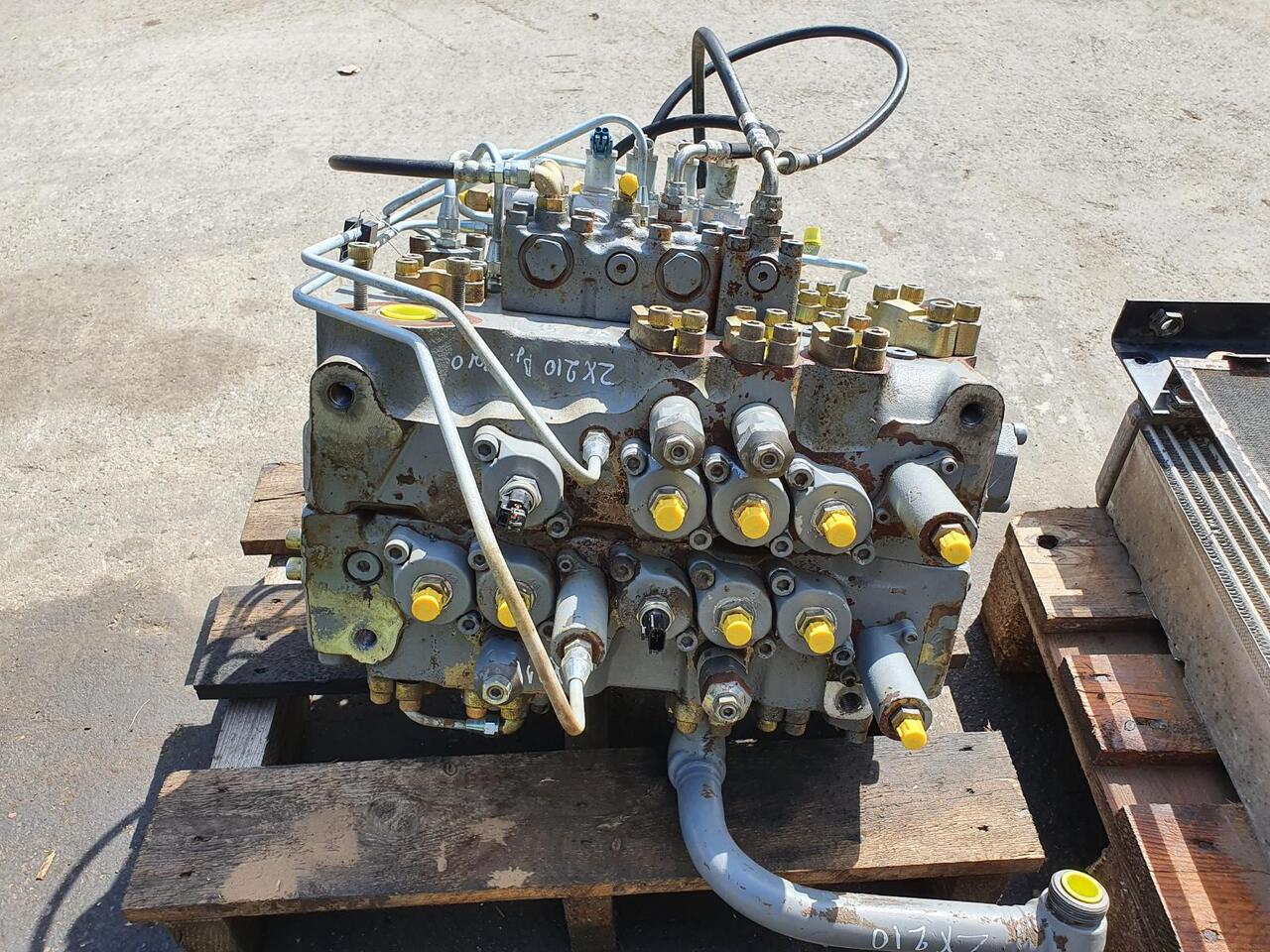 Hitachi ZX 210 LC N 3 - Hydraulic valve for Construction machinery: picture 2 Hitachi ZX 210 LC N 3 - Hydraulic valve for Construction machinery: picture 2