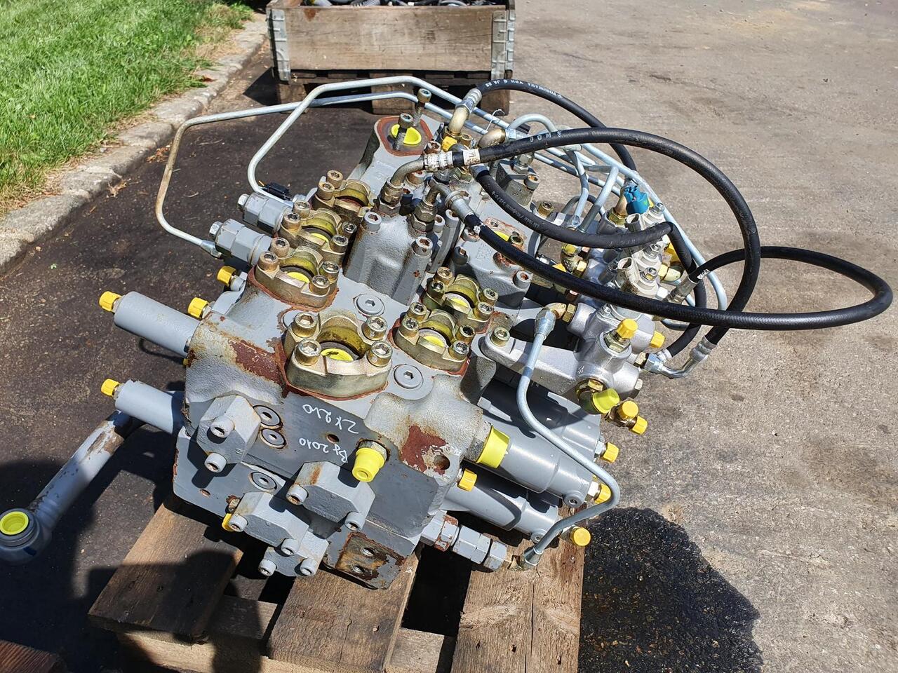 Hitachi ZX 210 LC N 3 - Hydraulic valve for Construction machinery: picture 4 Hitachi ZX 210 LC N 3 - Hydraulic valve for Construction machinery: picture 4