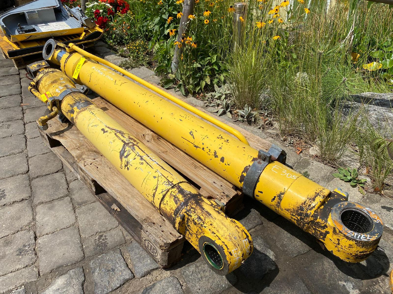 Holland E 305 - Hydraulic cylinder for Construction machinery: picture 4 Holland E 305 - Hydraulic cylinder for Construction machinery: picture 4