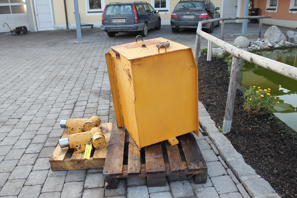 Liebherr A902 - Fuel tank for Construction machinery: picture 3 Liebherr A902 - Fuel tank for Construction machinery: picture 3