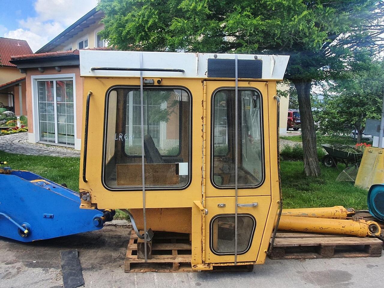 Liebherr LR 631 - Cab for Crawler loader: picture 1 Liebherr LR 631 - Cab for Crawler loader: picture 1