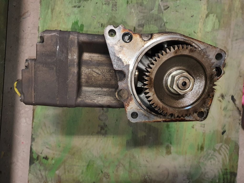 Voith LP490 A0021304215 Mercedes-Benz Actros MP4 - Air brake compressor for Truck: picture 3 Voith LP490 A0021304215 Mercedes-Benz Actros MP4 - Air brake compressor for Truck: picture 3