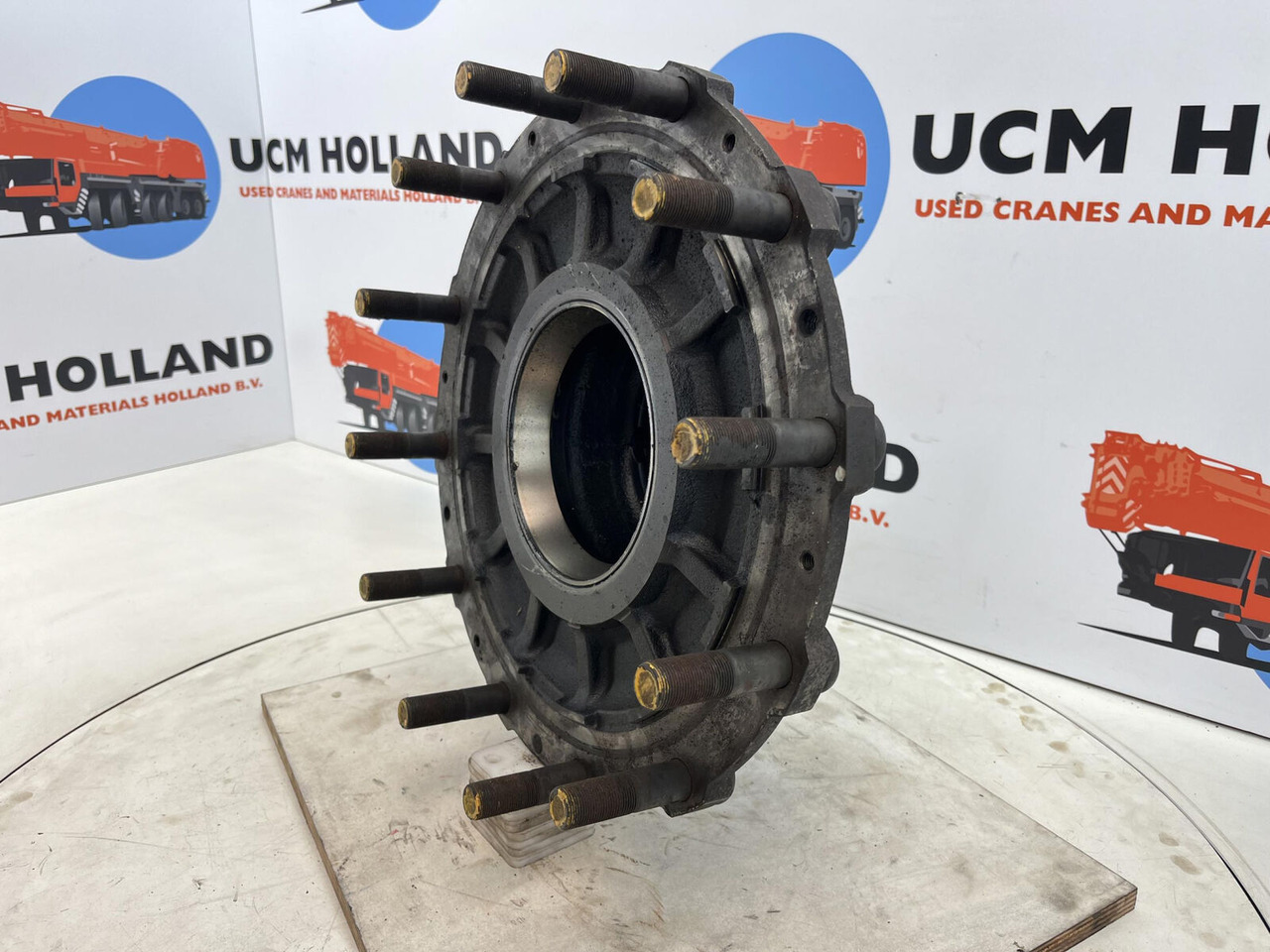 Grove GMK 3050 Megatrak wheel hub - Wheel hub for Crane: picture 1 Grove GMK 3050 Megatrak wheel hub - Wheel hub for Crane: picture 1