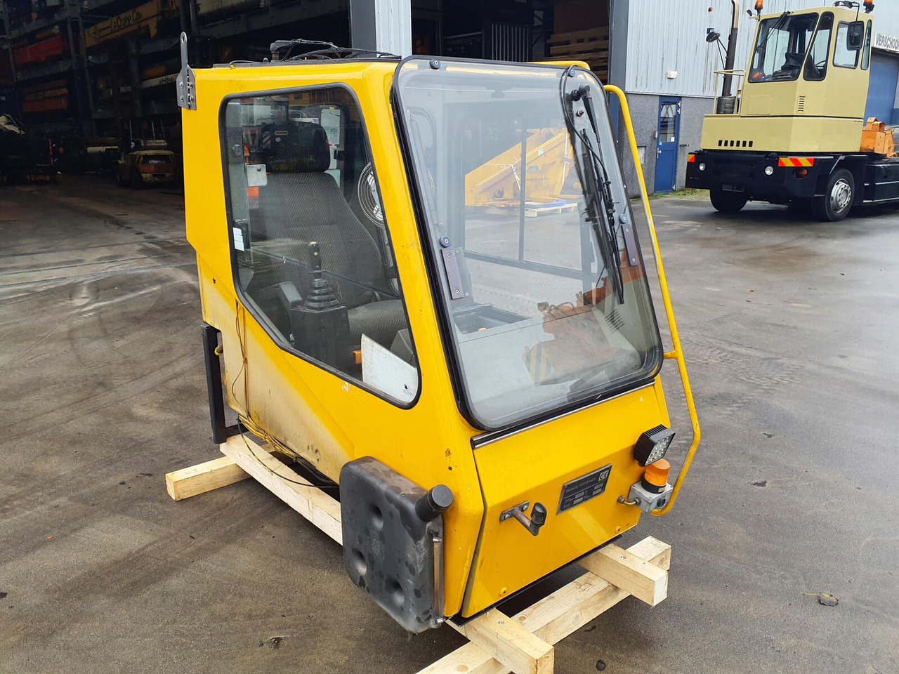 Grove GMK 3050 operators cab - Cab for Mobile crane: picture 2 Grove GMK 3050 operators cab - Cab for Mobile crane: picture 2