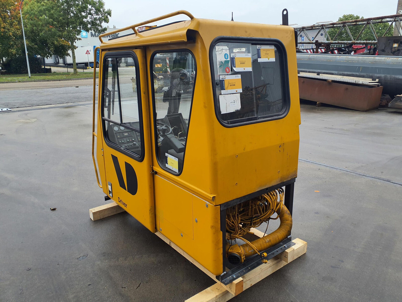 Grove GMK 3050 operators cab - Cab for Mobile crane: picture 4 Grove GMK 3050 operators cab - Cab for Mobile crane: picture 4