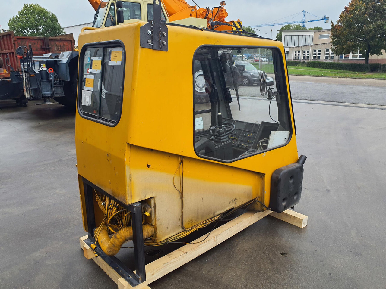 Grove GMK 3050 operators cab - Cab for Mobile crane: picture 3 Grove GMK 3050 operators cab - Cab for Mobile crane: picture 3