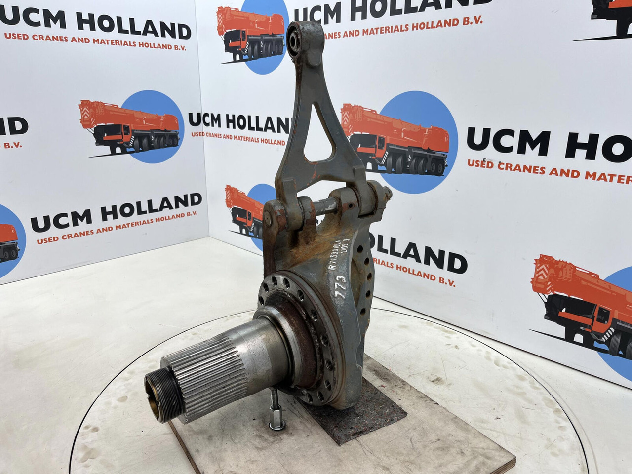 Grove GMK 3055 steering knuckle 16 holes axle 1 and 2 left - Steering knuckle for Mobile crane: picture 1 Grove GMK 3055 steering knuckle 16 holes axle 1 and 2 left - Steering knuckle for Mobile crane: picture 1