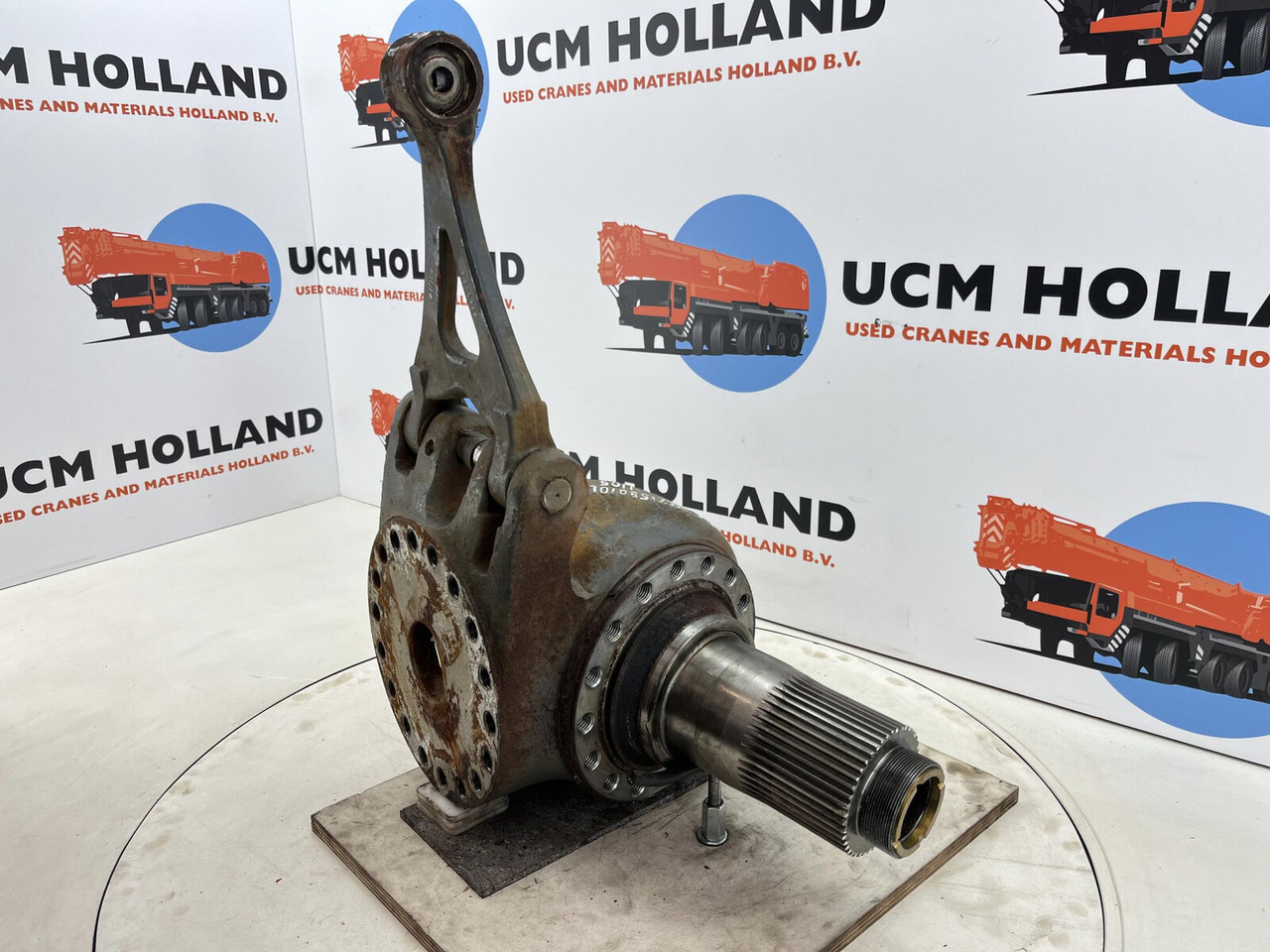Grove GMK 3055 steering knuckle 16 holes axle 1 and 2 left - Steering knuckle for Mobile crane: picture 3 Grove GMK 3055 steering knuckle 16 holes axle 1 and 2 left - Steering knuckle for Mobile crane: picture 3
