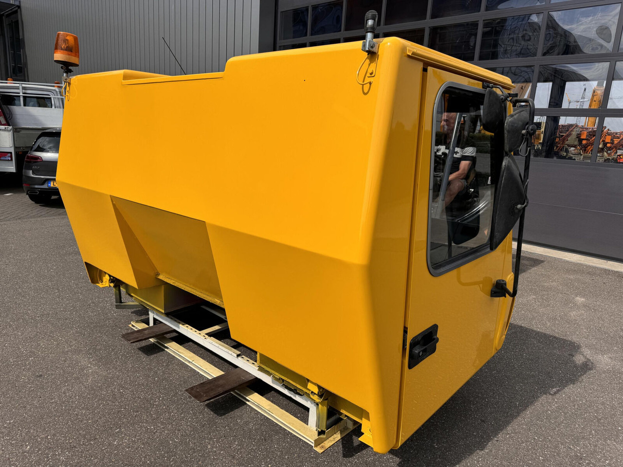 Grove GMK 5130-1 Drivers cabin - Cab for Mobile crane: picture 5 Grove GMK 5130-1 Drivers cabin - Cab for Mobile crane: picture 5