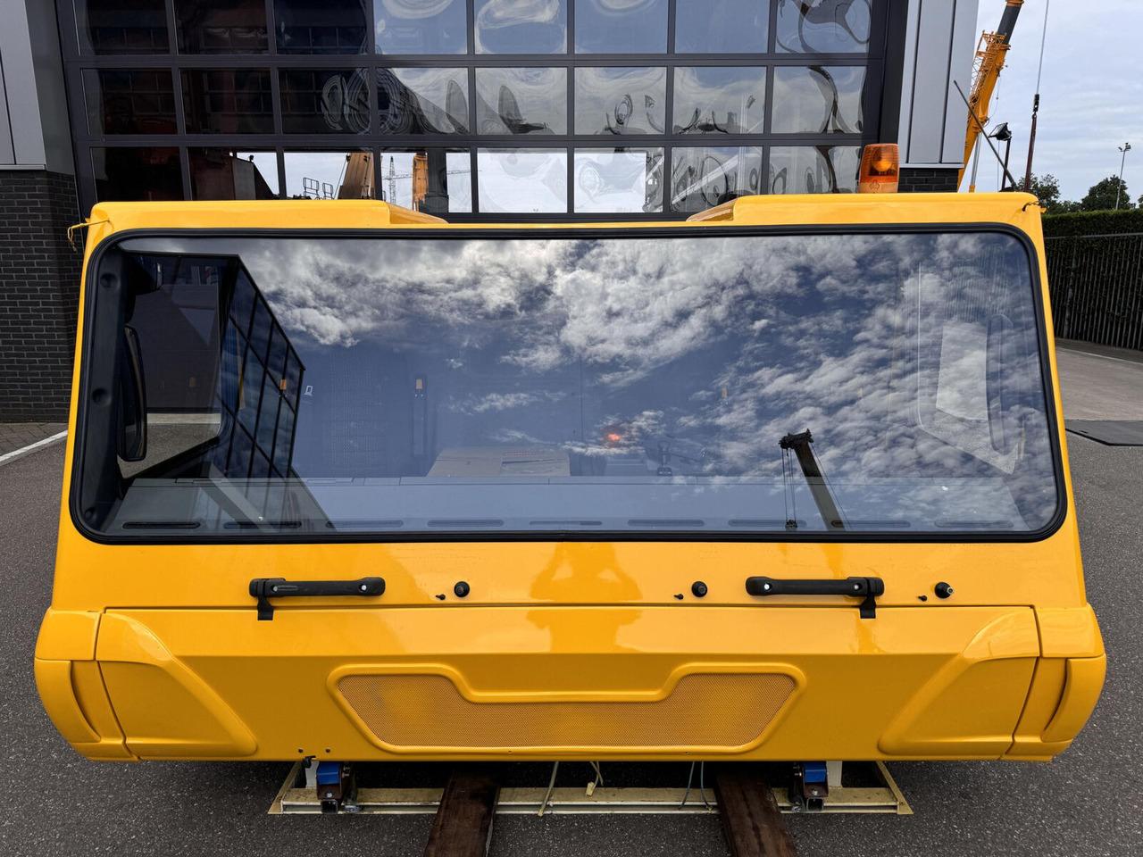 Grove GMK 5130-1 Drivers cabin - Cab for Mobile crane: picture 2 Grove GMK 5130-1 Drivers cabin - Cab for Mobile crane: picture 2