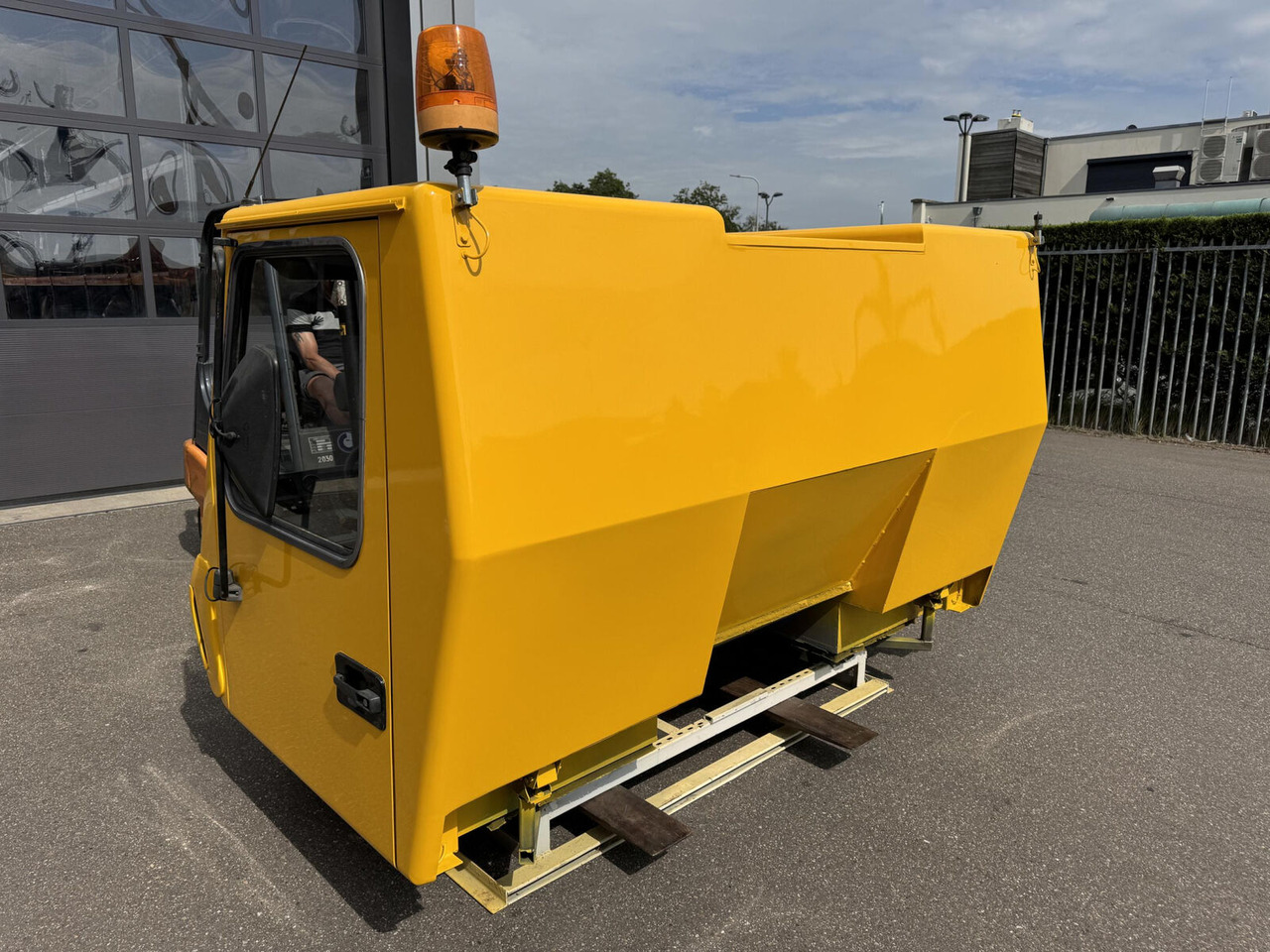 Grove GMK 5130-1 Drivers cabin - Cab for Mobile crane: picture 4 Grove GMK 5130-1 Drivers cabin - Cab for Mobile crane: picture 4