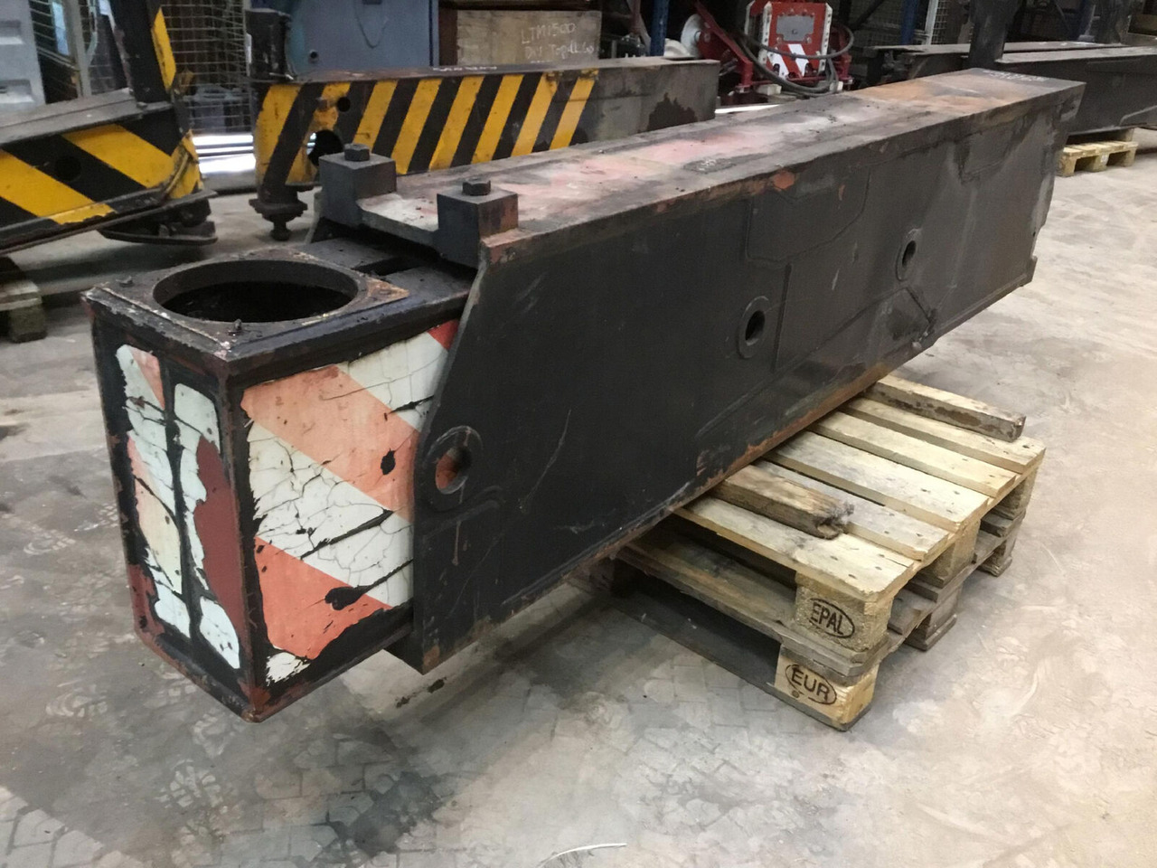 Grove GMK 5200 sliding beam rear - Suspension for Crane: picture 2 Grove GMK 5200 sliding beam rear - Suspension for Crane: picture 2