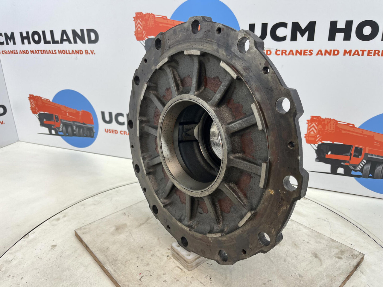 Krupp KMK 3045 Megatrak wheel hub - Wheel hub for Crane: picture 1 Krupp KMK 3045 Megatrak wheel hub - Wheel hub for Crane: picture 1