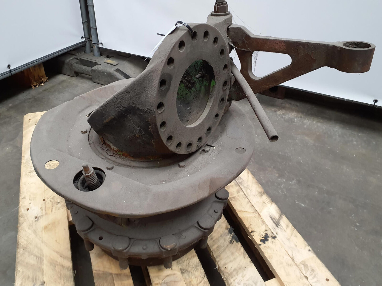 Krupp KMK 4070 Megatrack axle housing - Steering knuckle for Mobile crane: picture 4 Krupp KMK 4070 Megatrack axle housing - Steering knuckle for Mobile crane: picture 4