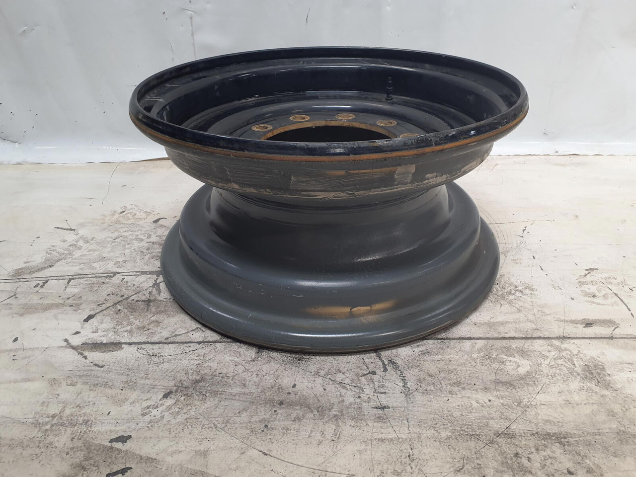 Liebherr Rim 445/95R25 10 12 1p - Rim for Crane: picture 3 Liebherr Rim 445/95R25 10 12 1p - Rim for Crane: picture 3
