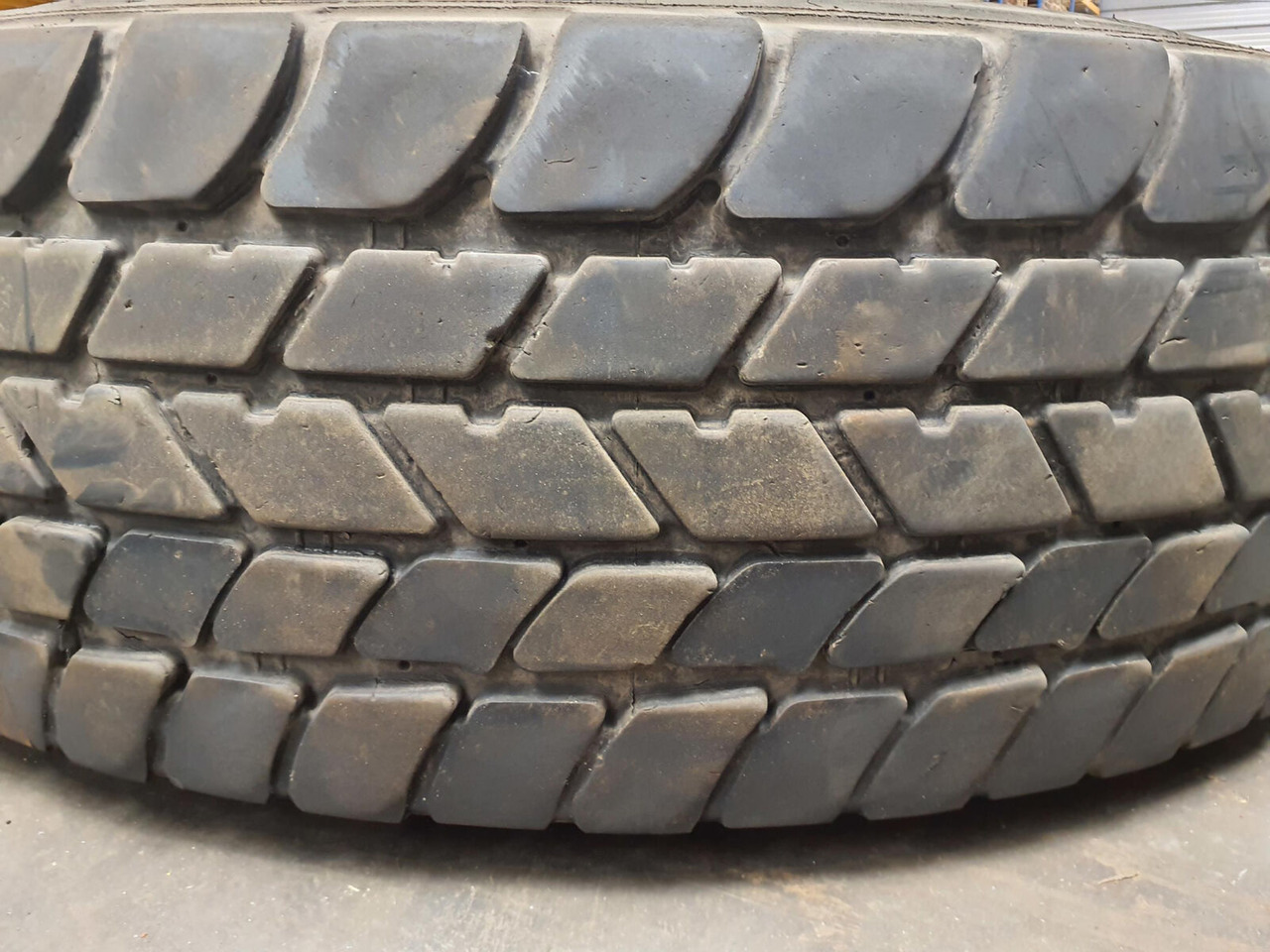 Liebherr Wheel 445/95R25 10 12.3 1p - Wheel and tire package: picture 3 Liebherr Wheel 445/95R25 10 12.3 1p - Wheel and tire package: picture 3
