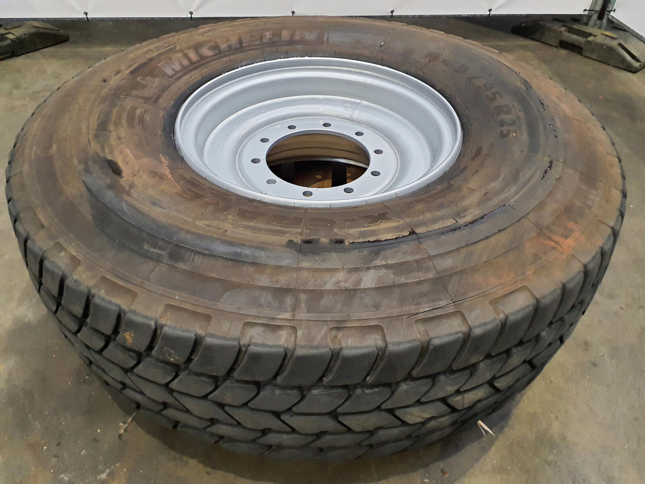 Liebherr Wheel 445/95R25 10 12.3 1p - Wheel and tire package: picture 2 Liebherr Wheel 445/95R25 10 12.3 1p - Wheel and tire package: picture 2
