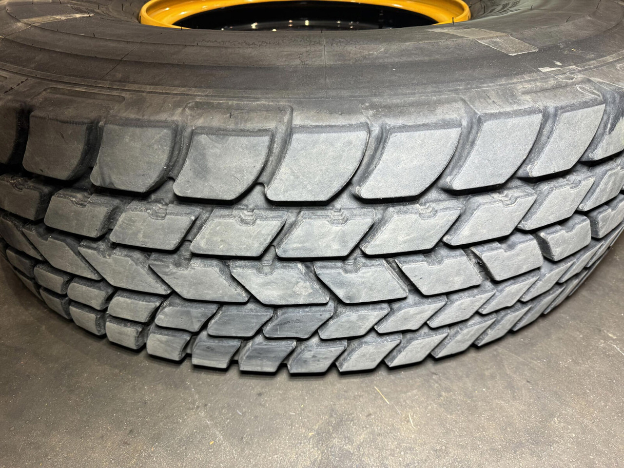 Liebherr Wheel 445/95R25 10 12.3 1p - Wheel and tire package: picture 3 Liebherr Wheel 445/95R25 10 12.3 1p - Wheel and tire package: picture 3