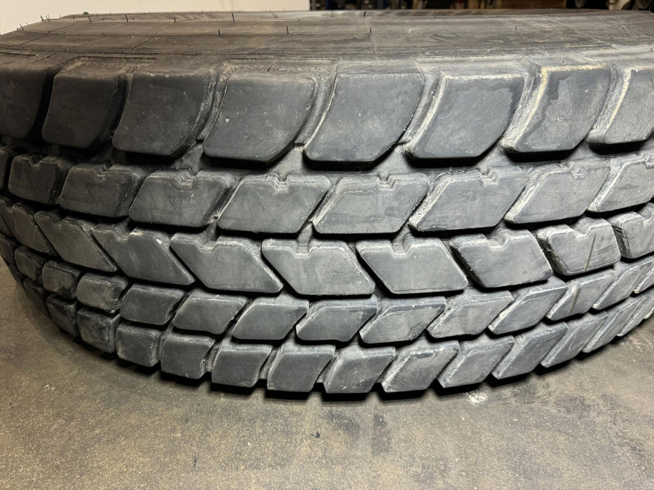 Michelin Wheel 445/95R25 10 12.3 1p - Wheel and tire package: picture 3 Michelin Wheel 445/95R25 10 12.3 1p - Wheel and tire package: picture 3