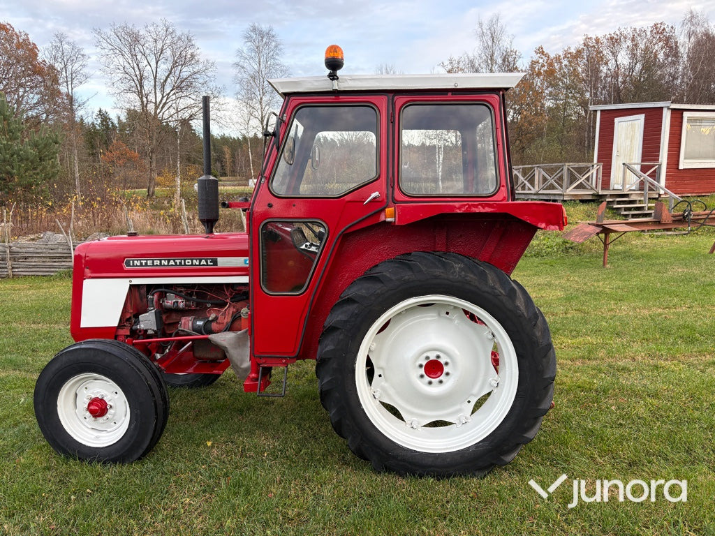 Traktor - International 444 - Farm tractor: picture 2 Traktor - International 444 - Farm tractor: picture 2