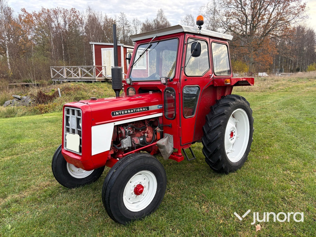 Traktor - International 444 - Farm tractor: picture 1 Traktor - International 444 - Farm tractor: picture 1