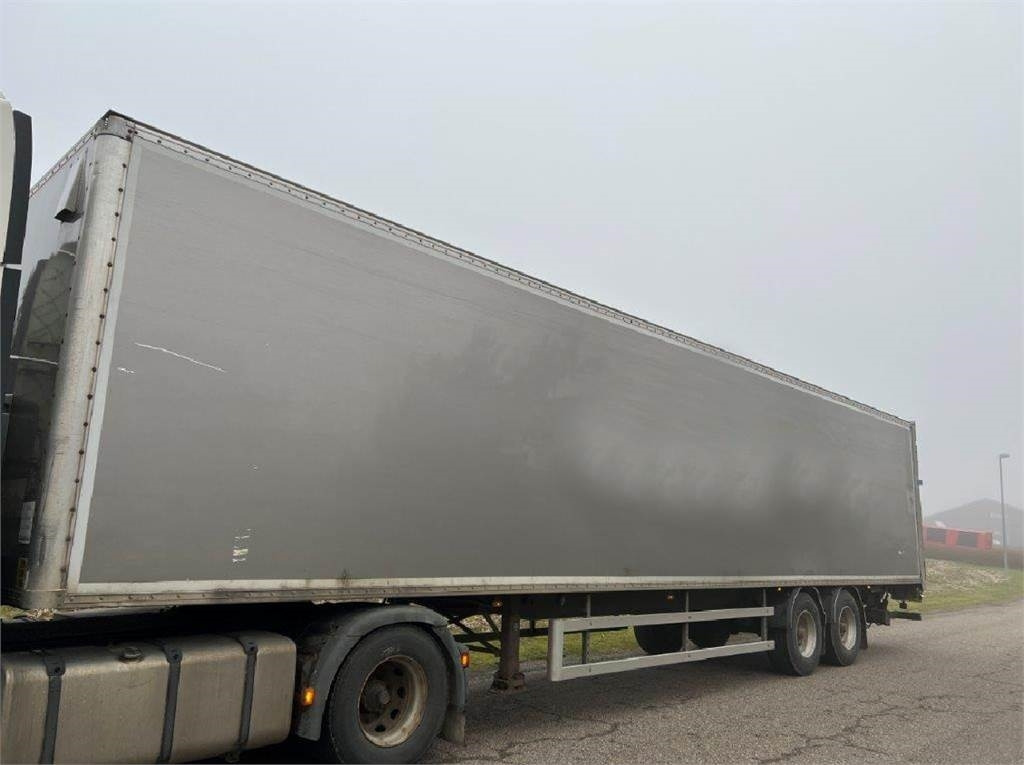 Fruehauf 13,6 mtr box - lodretstående lift - Closed box semi-trailer: picture 3 Fruehauf 13,6 mtr box - lodretstående lift - Closed box semi-trailer: picture 3