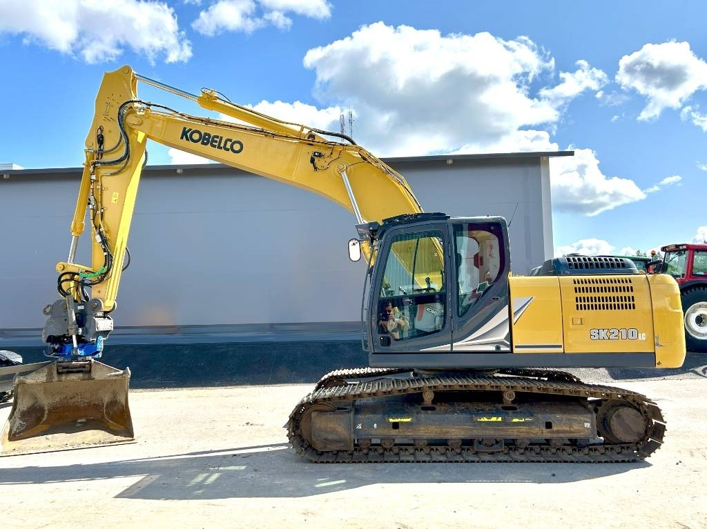 Kobelco SK210LC-11 PYÖRITTÄJÄLLÄ - Crawler excavator: picture 1 Kobelco SK210LC-11 PYÖRITTÄJÄLLÄ - Crawler excavator: picture 1
