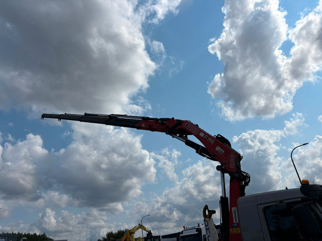 Volvo 6x4. Fassi F195A. Abroll. Funk. Tempomat. - Hook lift truck, Crane truck: picture 4 Volvo 6x4. Fassi F195A. Abroll. Funk. Tempomat. - Hook lift truck, Crane truck: picture 4