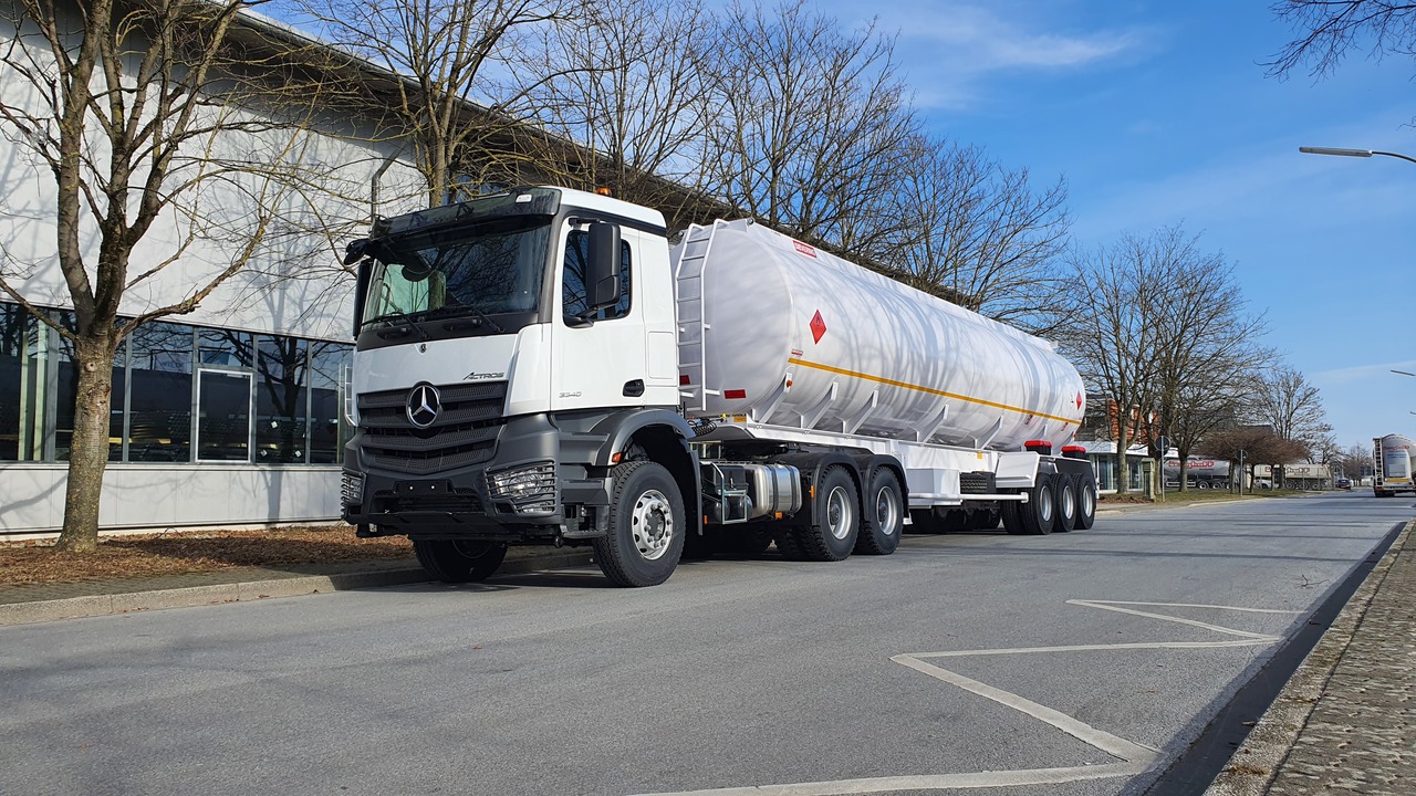 Sievering 40000 LITRE ADR FUEL TANK SEMI-TRAILER FOR MERCEDES ACTROS - Tank semi-trailer: picture 2 Sievering 40000 LITRE ADR FUEL TANK SEMI-TRAILER FOR MERCEDES ACTROS - Tank semi-trailer: picture 2