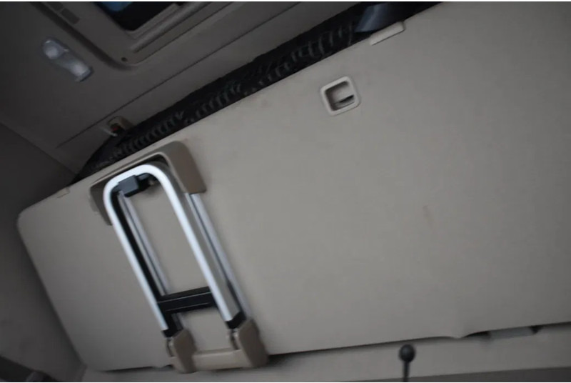 Scania R490 TL 6x2/4 - RETARDER - ACC - DIFF. LOCK - 2 x FUEL TANKS - 2 BEDS - EXCELLENT CONDITION - - Tractor unit: picture 5 Scania R490 TL 6x2/4 - RETARDER - ACC - DIFF. LOCK - 2 x FUEL TANKS - 2 BEDS - EXCELLENT CONDITION - - Tractor unit: picture 5