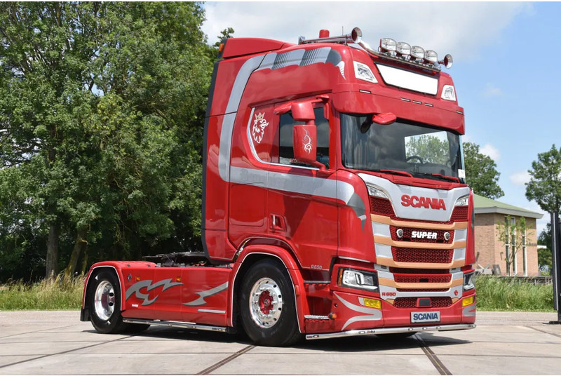 Scania R650 V8 NGS 4x2NB - LIKE NEW - RETARDER - FULL AIR - PARK. AIRCO - 4 POINT AIR SUSP. - 2 x FUEL TANKS - ALCOA'S - - Tractor unit: picture 1 Scania R650 V8 NGS 4x2NB - LIKE NEW - RETARDER - FULL AIR - PARK. AIRCO - 4 POINT AIR SUSP. - 2 x FUEL TANKS - ALCOA'S - - Tractor unit: picture 1