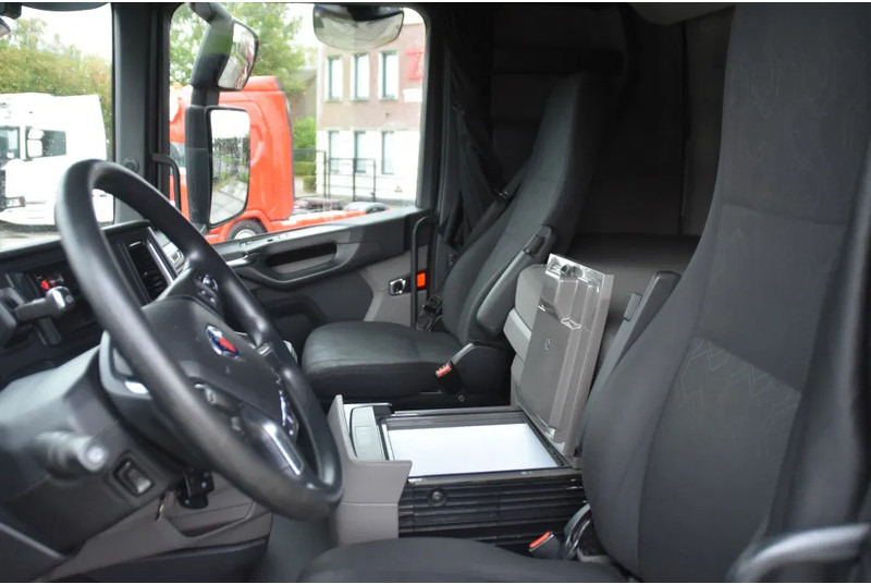 Scania S450 NGS 4x2NB - FULL AIR - 724 TKM - RETARDER - PARK. AIRCO - 2 x FUEL TANKS - TOP CONDITION - - Tractor unit: picture 5 Scania S450 NGS 4x2NB - FULL AIR - 724 TKM - RETARDER - PARK. AIRCO - 2 x FUEL TANKS - TOP CONDITION - - Tractor unit: picture 5