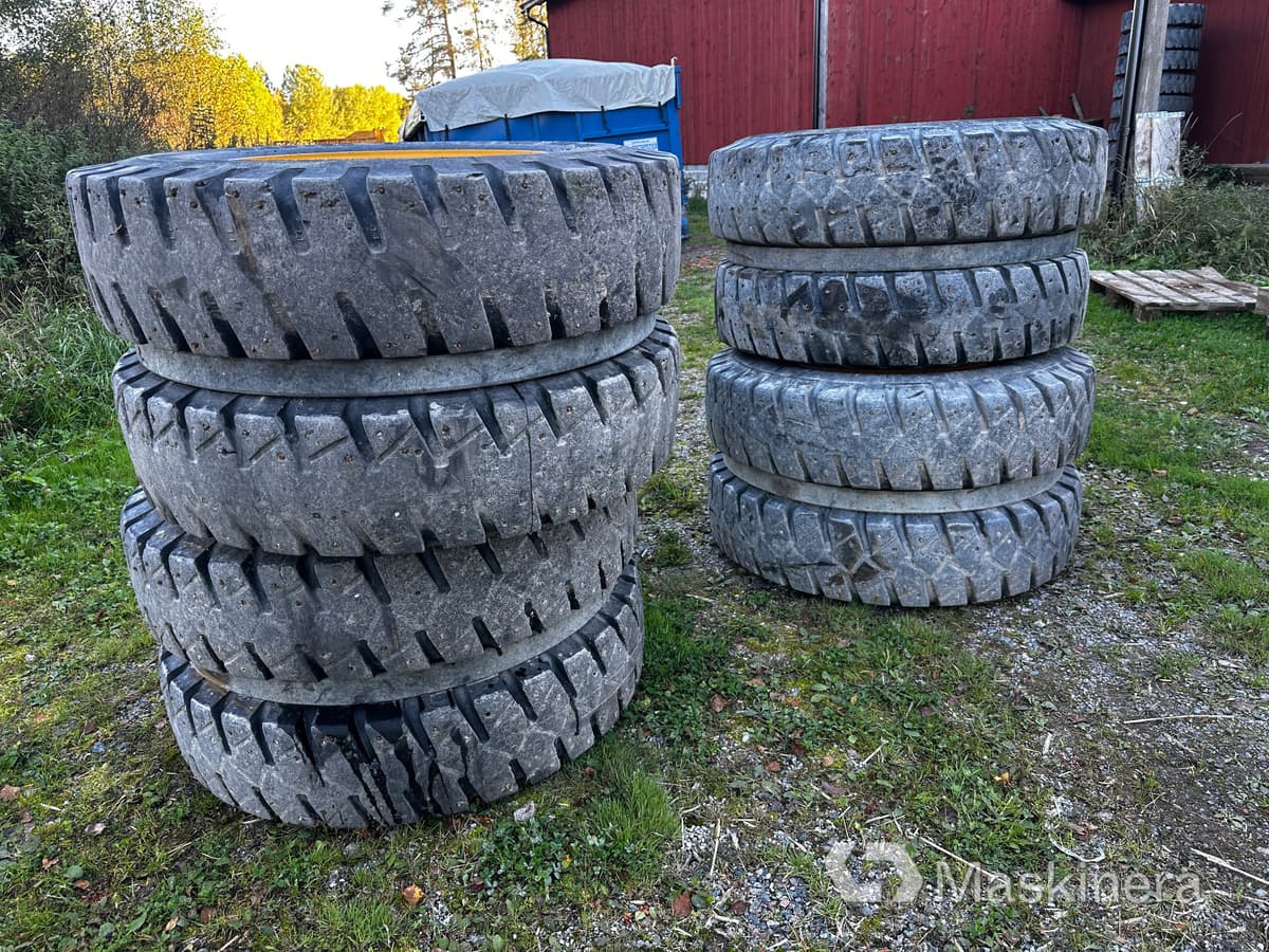 Nokian Grävmaskinsdäck dubbelhjul med fälg - Wheel and tire package for Construction machinery: picture 1 Nokian Grävmaskinsdäck dubbelhjul med fälg - Wheel and tire package for Construction machinery: picture 1