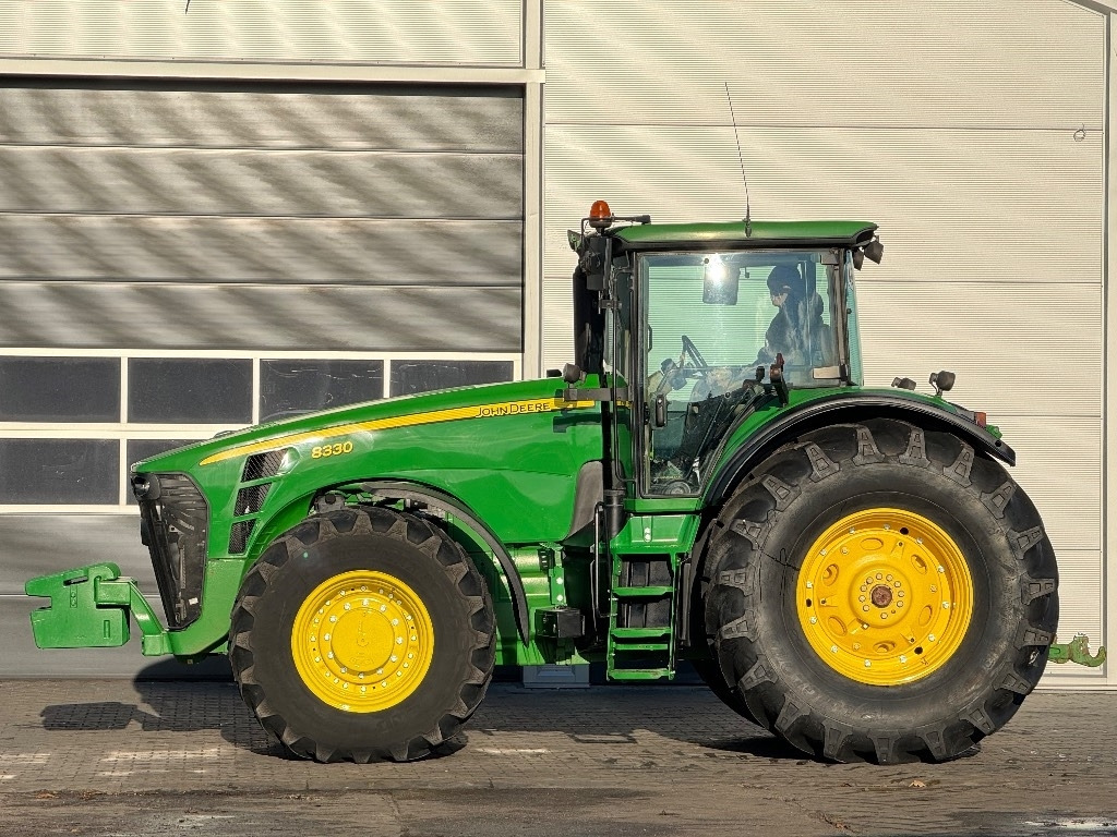 John Deere 8330 AutoPower - Farm tractor: picture 5 John Deere 8330 AutoPower - Farm tractor: picture 5