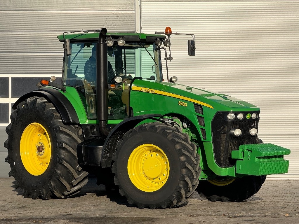 John Deere 8330 AutoPower - Farm tractor: picture 1 John Deere 8330 AutoPower - Farm tractor: picture 1