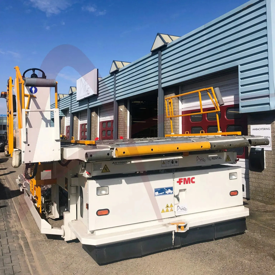 FMC COMMANDER 15iW - Aircraft cargo loader: picture 4 FMC COMMANDER 15iW - Aircraft cargo loader: picture 4