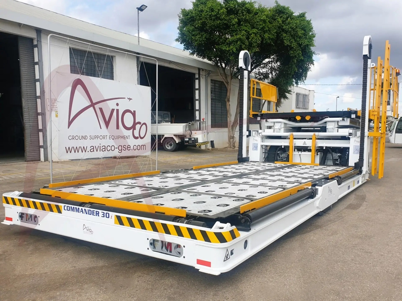 FMC COMMANDER 30i - Aircraft cargo loader: picture 1 FMC COMMANDER 30i - Aircraft cargo loader: picture 1